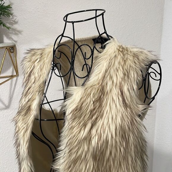 BCX Light colored faux fur vest size XS - Picture 3 of 7